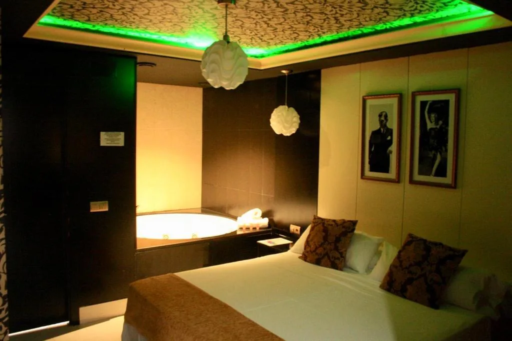 Deluxe Zimmer mit Whirlpool-Badewanne — Hotel Años 50
