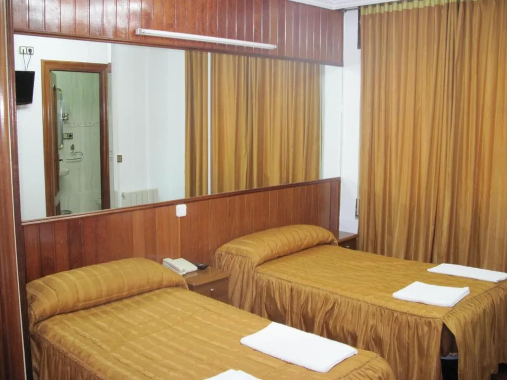 Dreibettzimmer — Hotel Antoyana