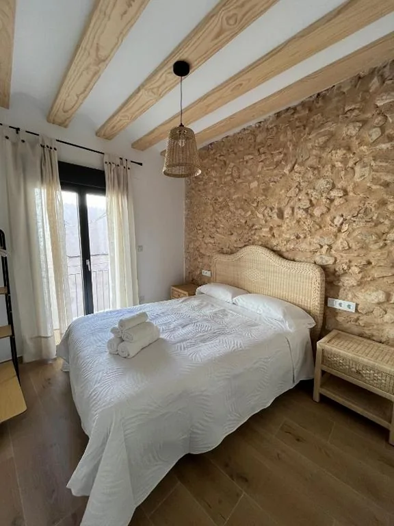 Camera doppia con balcone (2 adulti + 1 bambino) — Hotel Apartamento Via Caprasia Habitaciones&Apartamentos