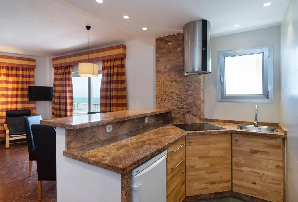 Appartement met gedeeltelijk uitzicht op zee (1-4 volwassenen) — Hotel Apartamentos Bajondillo