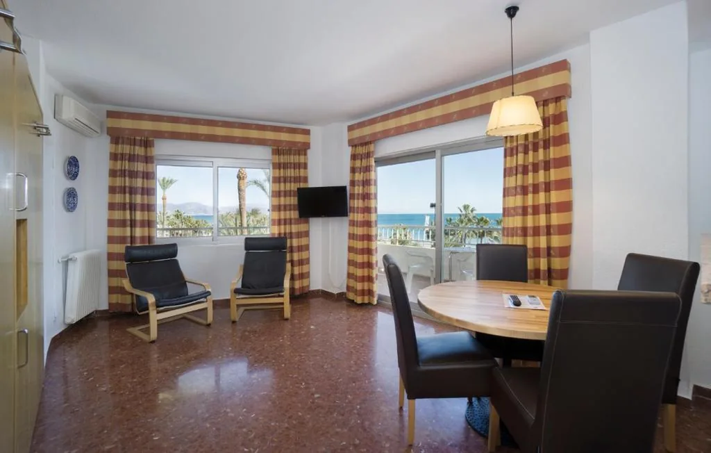 Appartement met gedeeltelijk uitzicht op zee (4 volwassenen + 1 kind) — Hotel Apartamentos Bajondillo