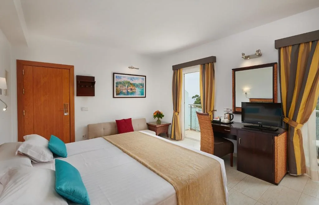Suite Junior — Hotel Apartamentos Cala Santanyi