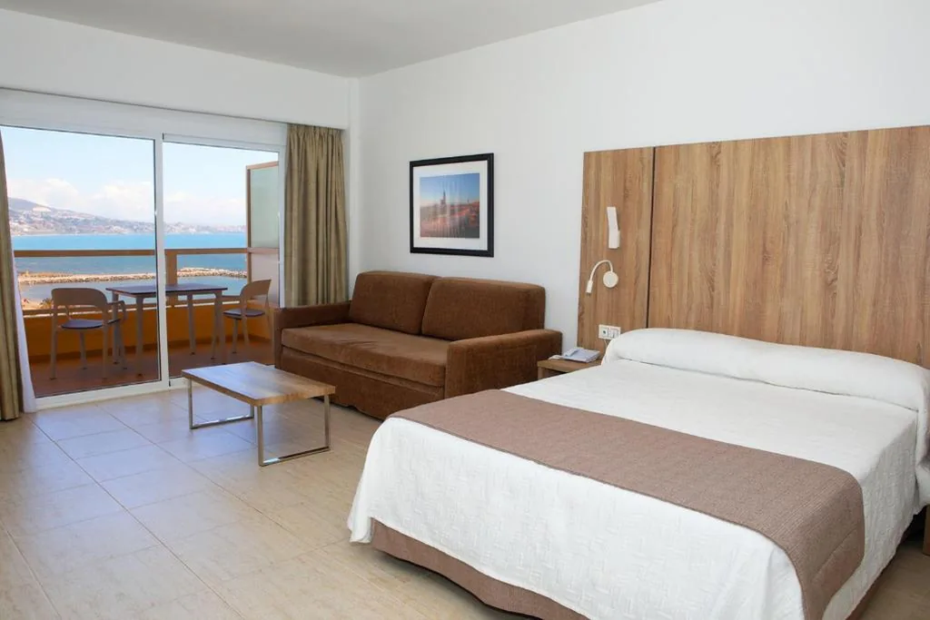 部分的な海の景色を望むスーペリアスタジオ — Hotel Apartamentos Pyr Fuengirola