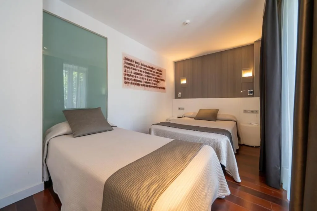 Doppelzimmer mit Zustellbett – 1 oder 2 Betten — Hotel Apolonia Soria