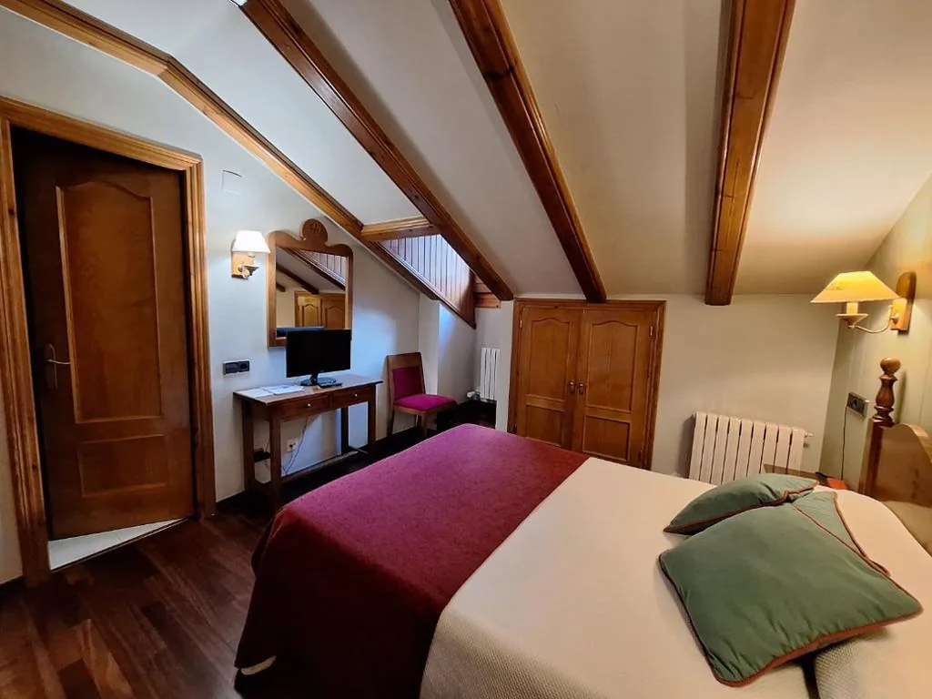 Chambre double 1 lit - Sous les combles — Hotel Aragüells