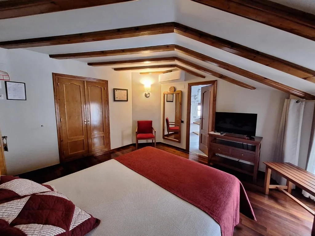 Chambre Double - 1 lit - Intérieure sous les combles — Hotel Aragüells