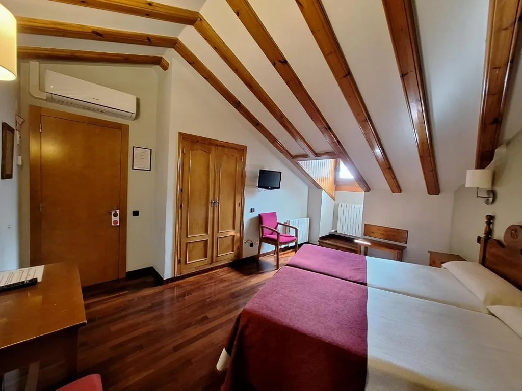Chambre Double - 2 lits - Extérieure sous les combles — Hotel Aragüells