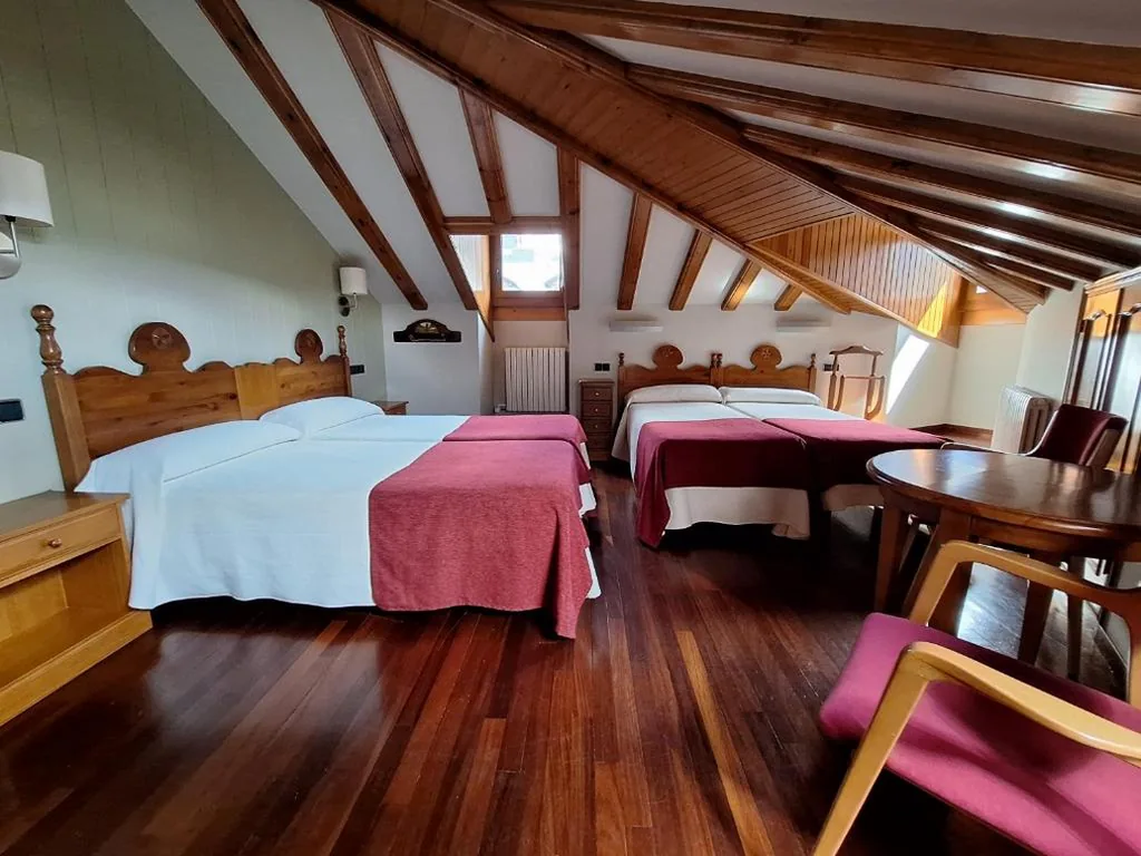 Chambre Familiale - 4 lits - Extérieure sous les combles — Hotel Aragüells