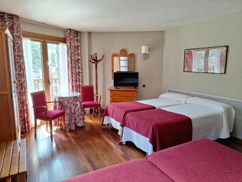 Chambre Familiale - 4 lits - Extérieure — Hotel Aragüells
