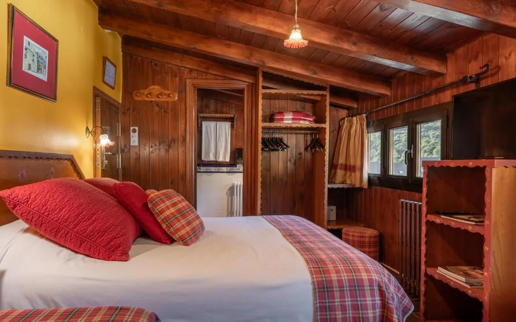 Quarto Familiar (2 adultos e 2 crianças) — Hotel Aran La Abuela
