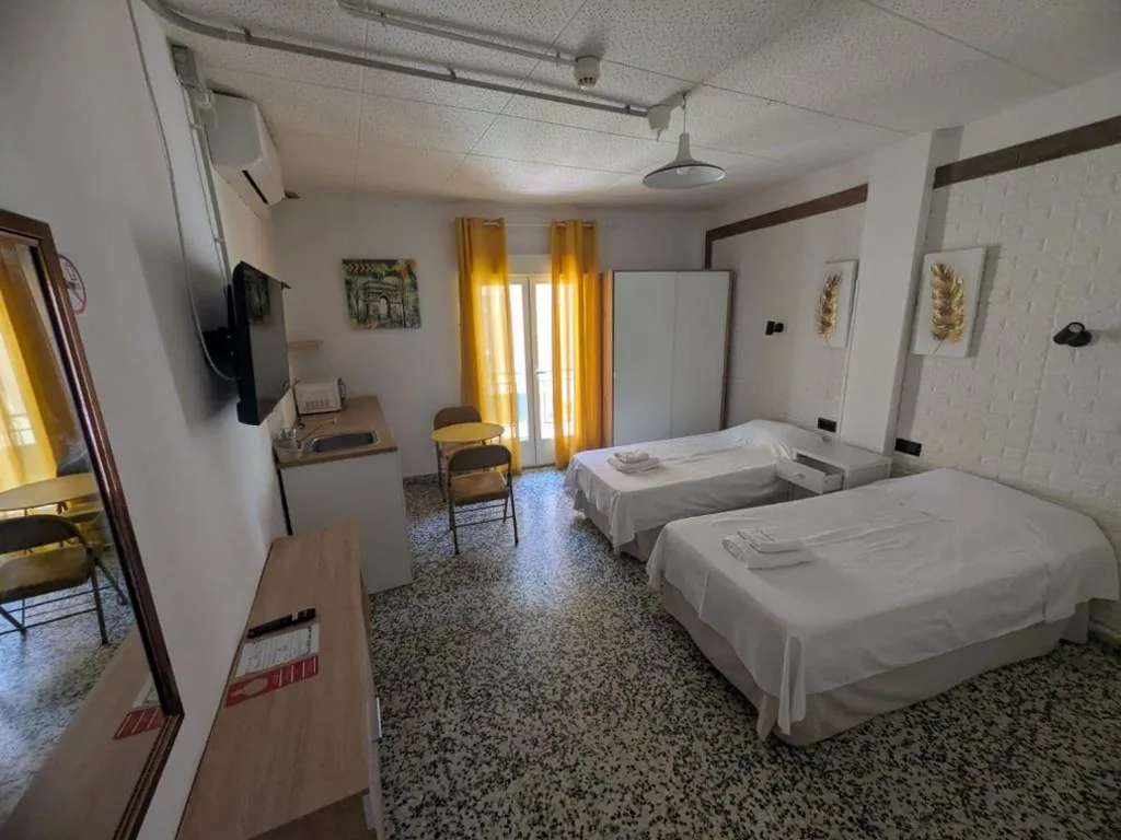 带阳台的双床双人间 — Hotel Arganda