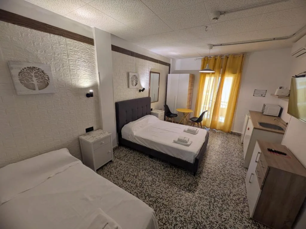 带阳台的三人间 — Hotel Arganda