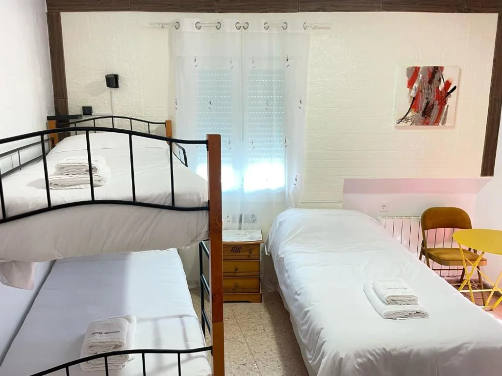 带共用浴室的三人间 — Hotel Arganda