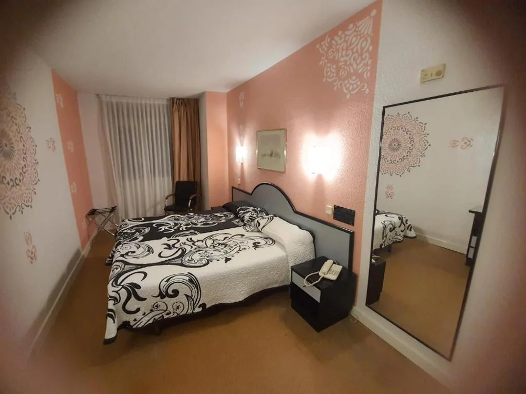 Camera doppia con letti singoli — Hotel Arha Santander