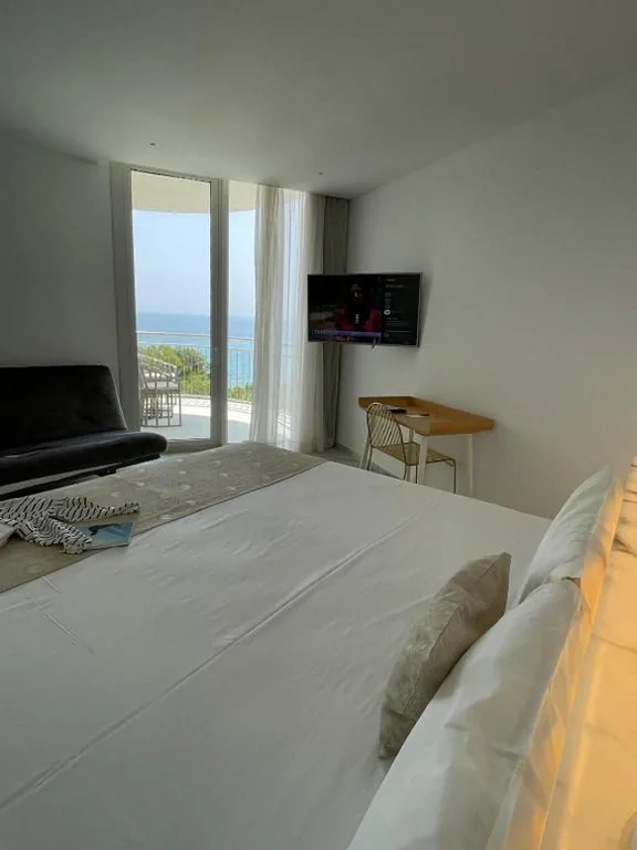 Superior-Doppelzimmer mit Balkon und seitlichem Meerblick — Hotel Aromar