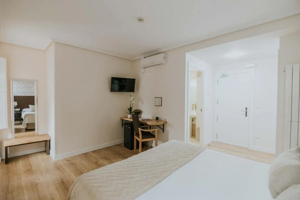 Kamer met extra groot tweepersoonsbed en uitzicht op de tuin — Hotel Arrope