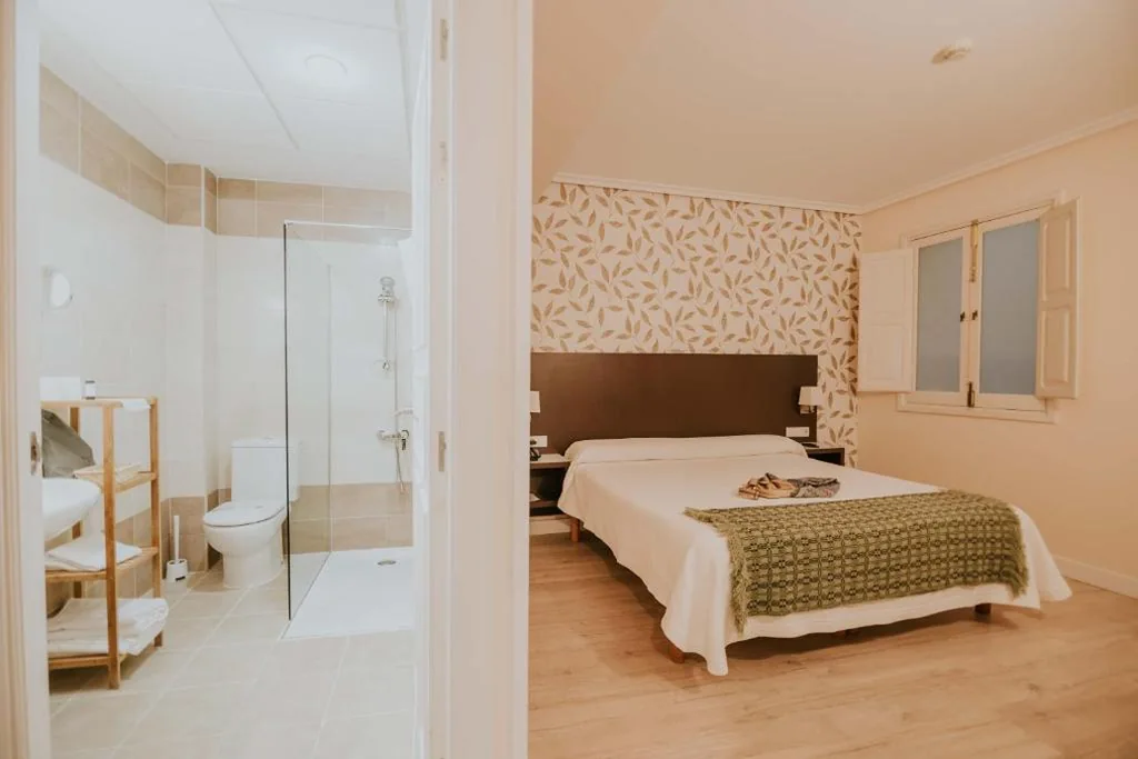 Tweepersoonskamer aan de binnenzijde met extra groot tweepersoonsbed — Hotel Arrope