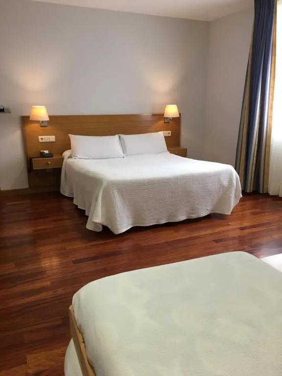 Habitación Familiar (2 adultos + 2 niños menores de 12 años) — Hotel Arteixo
