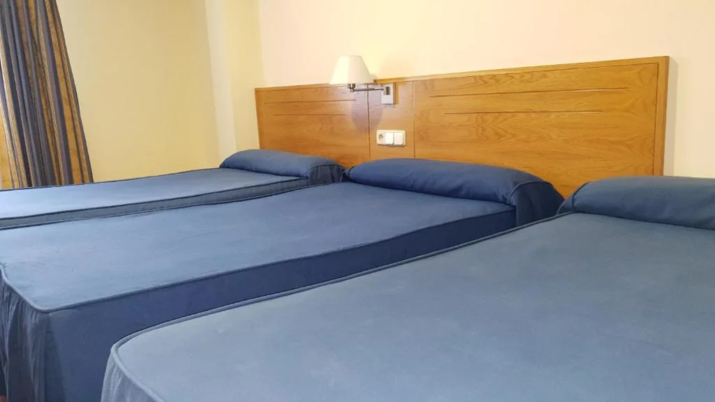 Habitación Triple Clásica — Hotel Arteixo