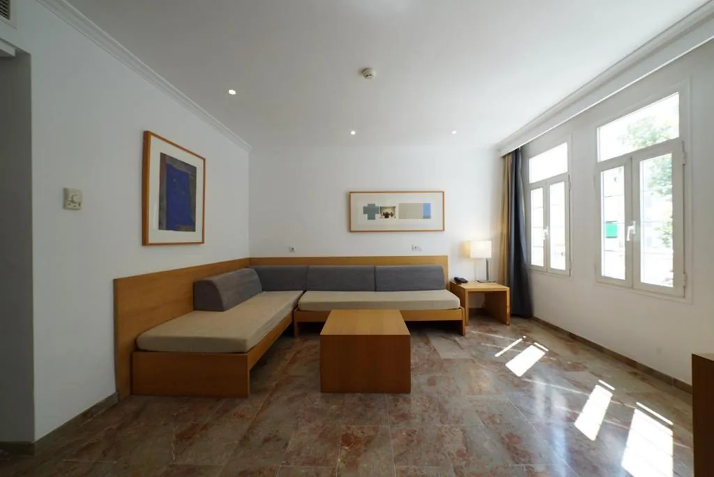 Quadruple Room — Hotel Artmadams