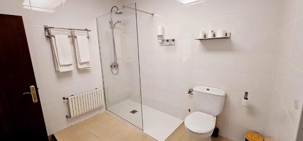 Camera Tripla con bagno privato — Hotel Artxanda Bilbao, Parking Gratuito en el Exterior Junto al Hotel,