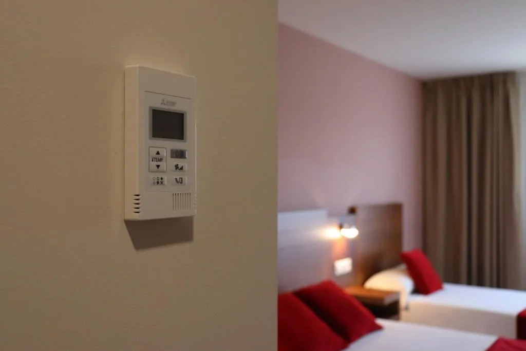 Habitación Triple con baño privado — HOTEL ARZÚA