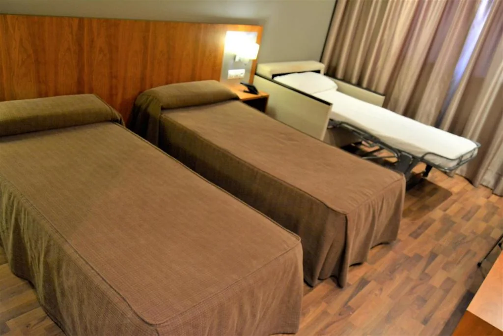 Dreibettzimmer — Hotel AS Torrent
