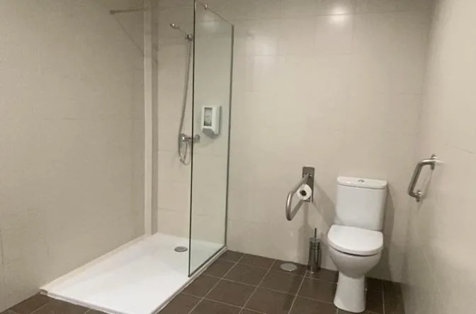 Quarto adaptado para pessoas com mobilidade reduzida - cama grande — Hotel-Asador Montes Oretanos