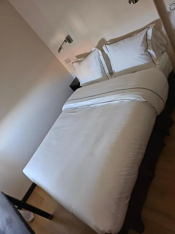 Chambre double avec salle de bains privative — hotel asador versus