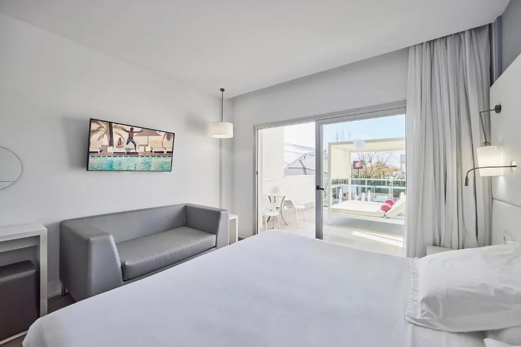 Cama Balinesa Deluxe — Hotel Astoria Playa Adults Only 4* Sup
