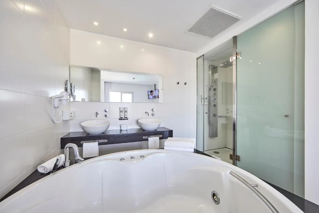 Suite Junior con vistas a la piscina — Hotel Astoria Playa Adults Only 4* Sup