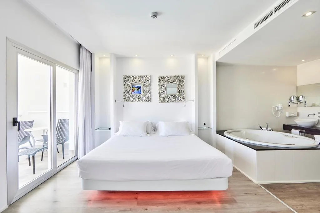 Suite Junior Deluxe con jacuzzi — Hotel Astoria Playa Adults Only 4* Sup