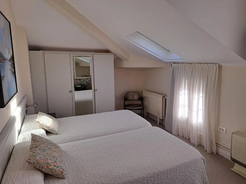 Habitación Triple Estándar — Hotel Atalaya- FREE PARKING GRATUITO