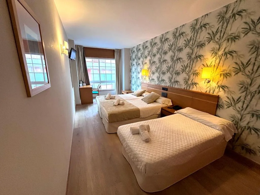 Tripla con vista sulla città — Hotel Atalaya I