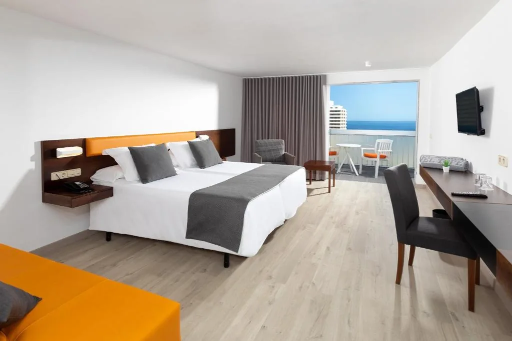 Habitación Familiar con balcón — Hotel Atlantic El Tope