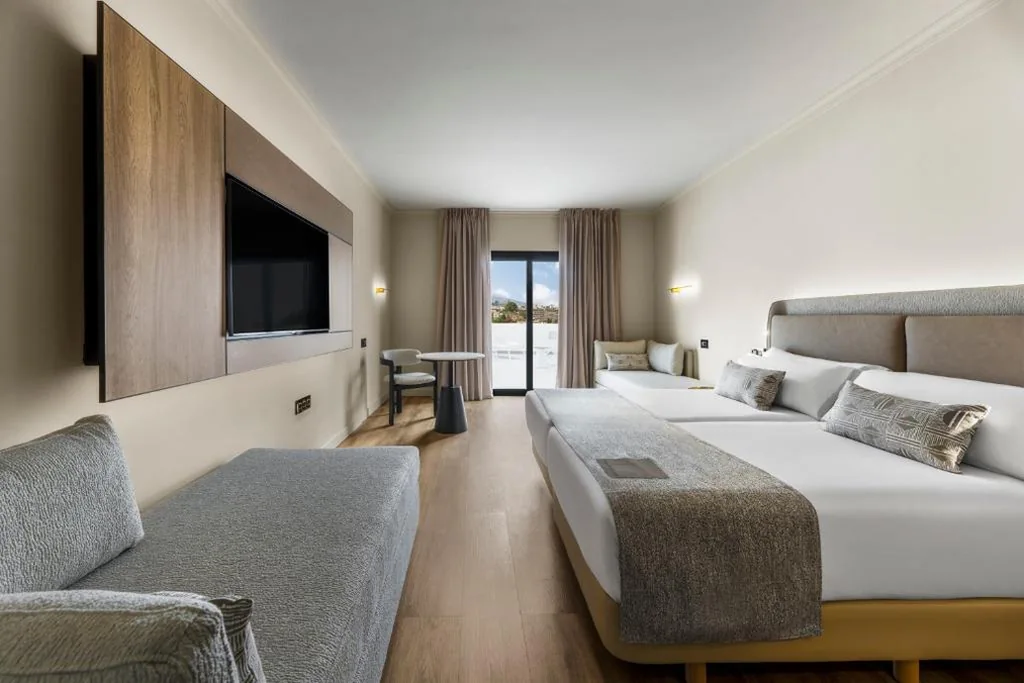 Habitación Familiar con terraza — Hotel Atlantic El Tope