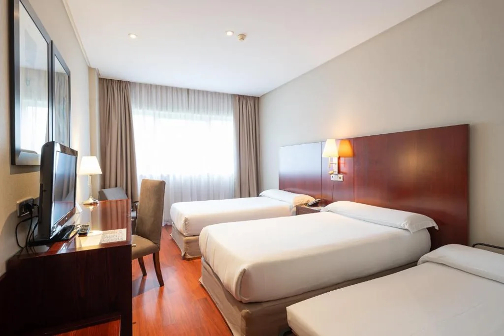 Doppelzimmer mit Zustellbett - 2 Betten — Hotel Attica21 Las Rozas