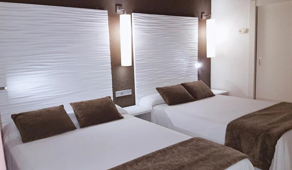 Vierbettzimmer mit Poolblick (3 Erwachsene + 1 Kind) — Hotel Augustus