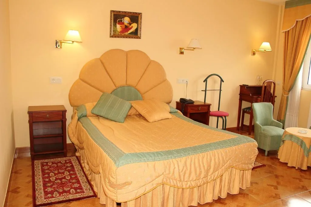 Chambre double avec baignoire spa — Hotel Avenida III