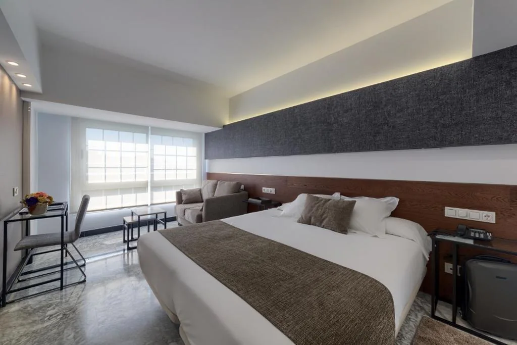 Habitación Doble Superior con vistas a la ciudad — Hotel Avenida
