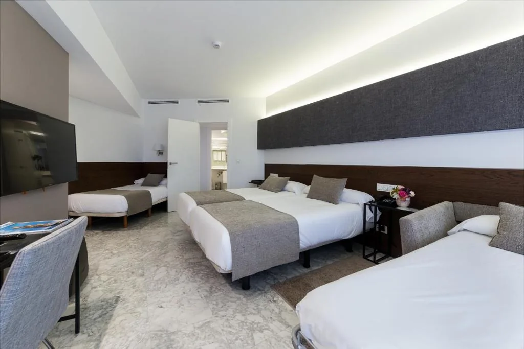 Habitación Triple con sofá cama — Hotel Avenida