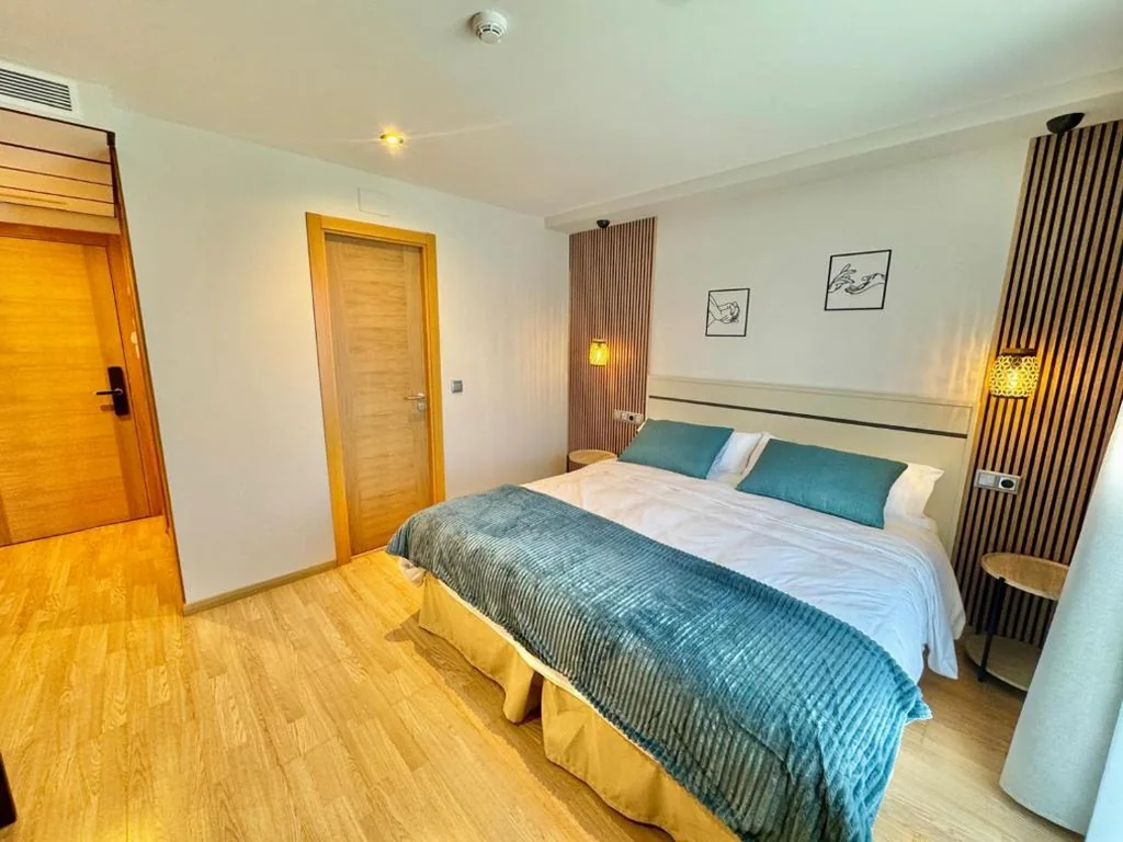 Kamer met extra groot tweepersoonsbed — Hotel Ávila Diró