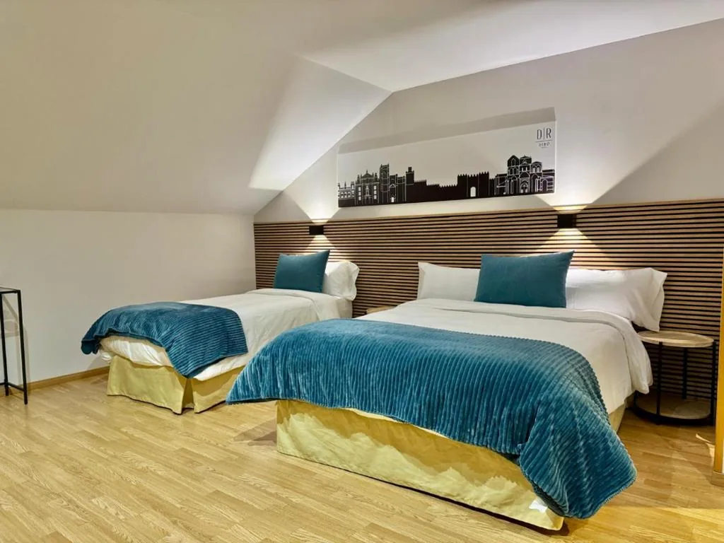 Familiekamer met eigen badkamer — Hotel Ávila Diró