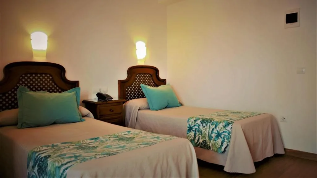 Doppelzimmer mit 2 Betten — Hotel Ayamontino