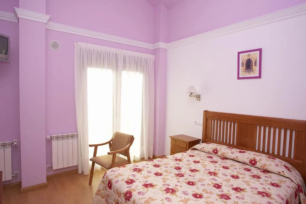 Quarto com Cama de Casal Grande e Vista Jardim — Hotel Azul de Galimar