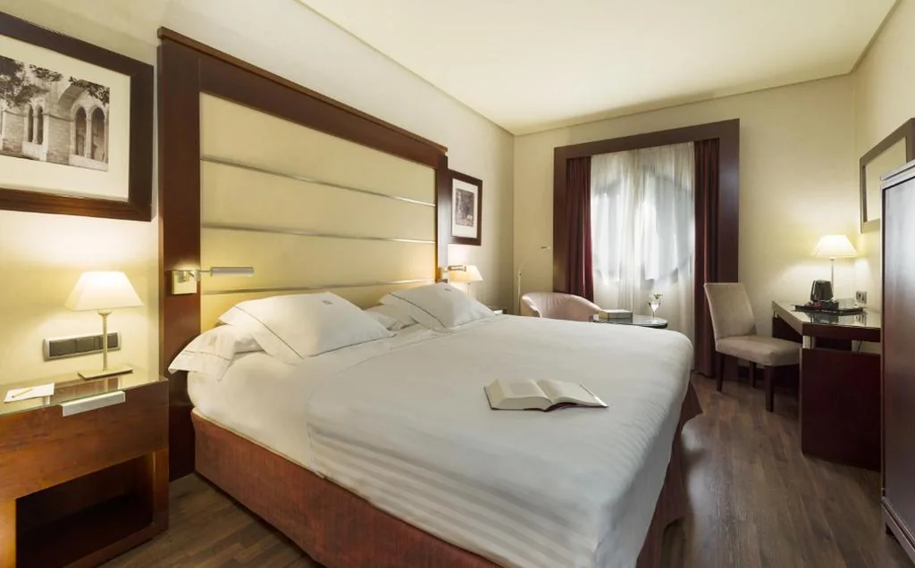 Superior Room with Extra-Large Bed — Hotel Badajoz Center