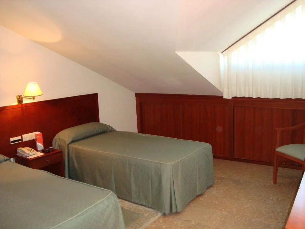 Habitación con 2 camas individuales - Ático — Hotel Bahía Bayona