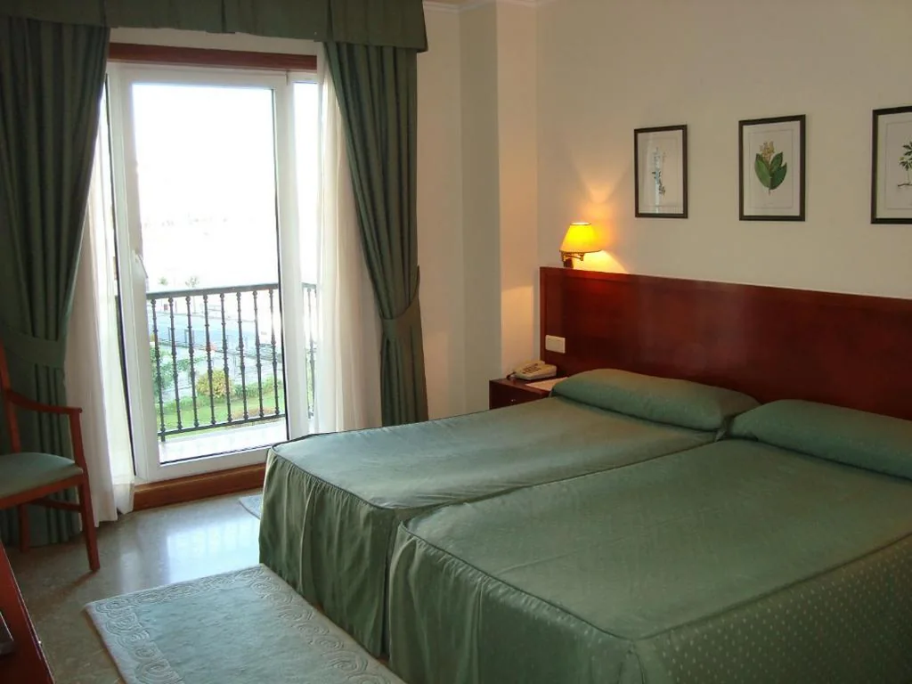Habitación Doble con cama supletoria - 2 camas — Hotel Bahía Bayona
