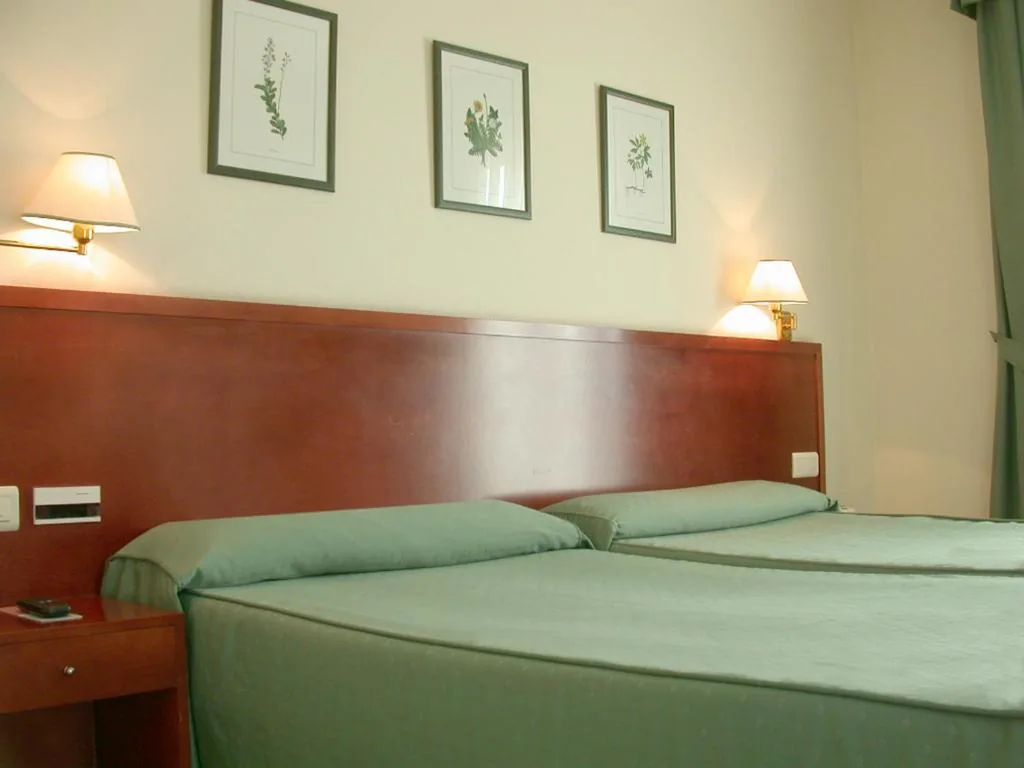 Habitación Doble Estándar - 2 camas — Hotel Bahía Bayona