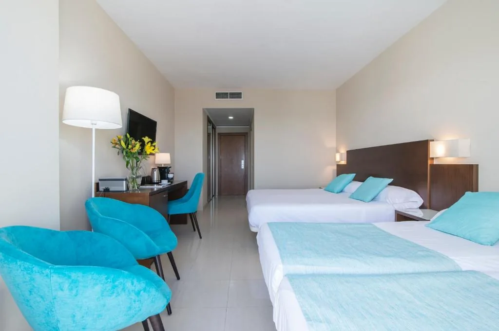 Habitación Cuádruple con balcón y vistas al mar — Hotel Bahía Calpe by Pierre & Vacances